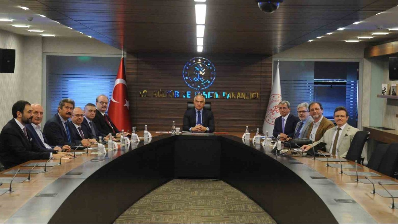 Bakan Ersoy,  Yunus Emre Enstitüsü ile bir araya geldi