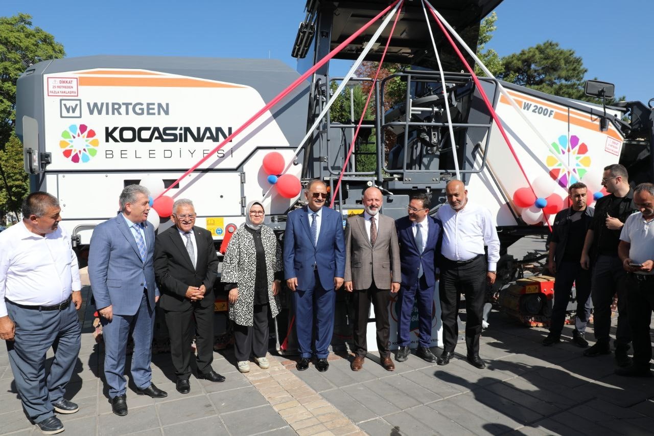 Bakan Özhaseki: "1 milyon 900 binden fazla insan evinde değil dışarıdaysa,  başka projelerin peşinde koşmak çok doğru olmaz"