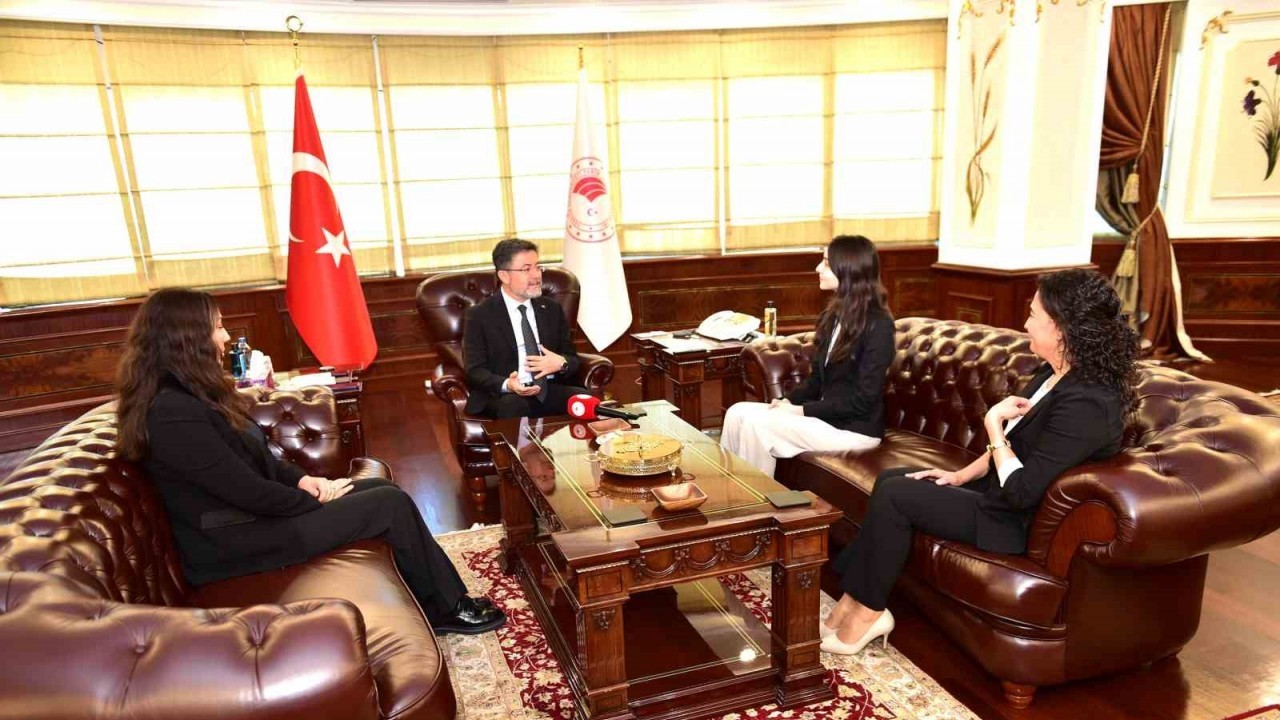 Bakan Yumaklı,  İsveç’te su ödülü alan Ayşe Pelin Dedeler ile bir araya geldi