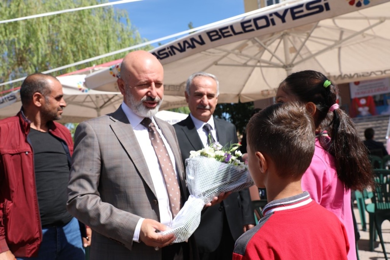 Başkan Çolakbayrakdar,  2023-2024 eğitim öğretim yılının ilk ders zilinde öğrencilerle bir araya geldi
