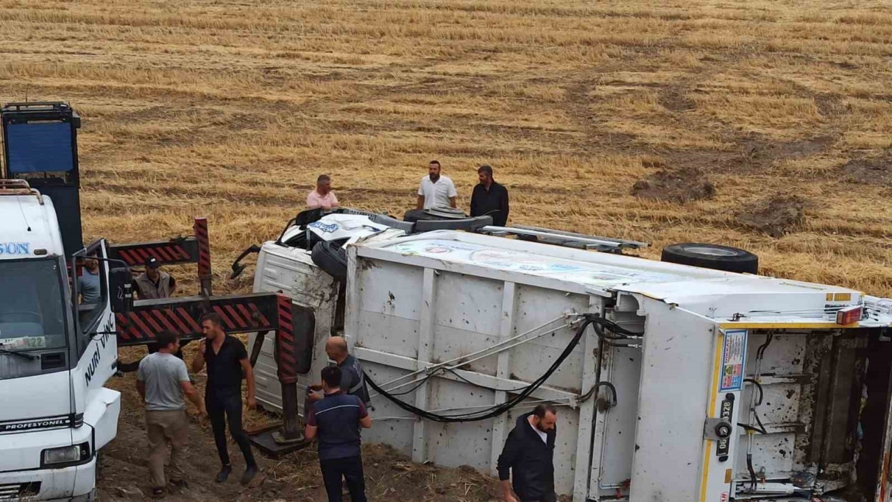 Başkentte çöp kamyonu devrildi: 1 yaralı