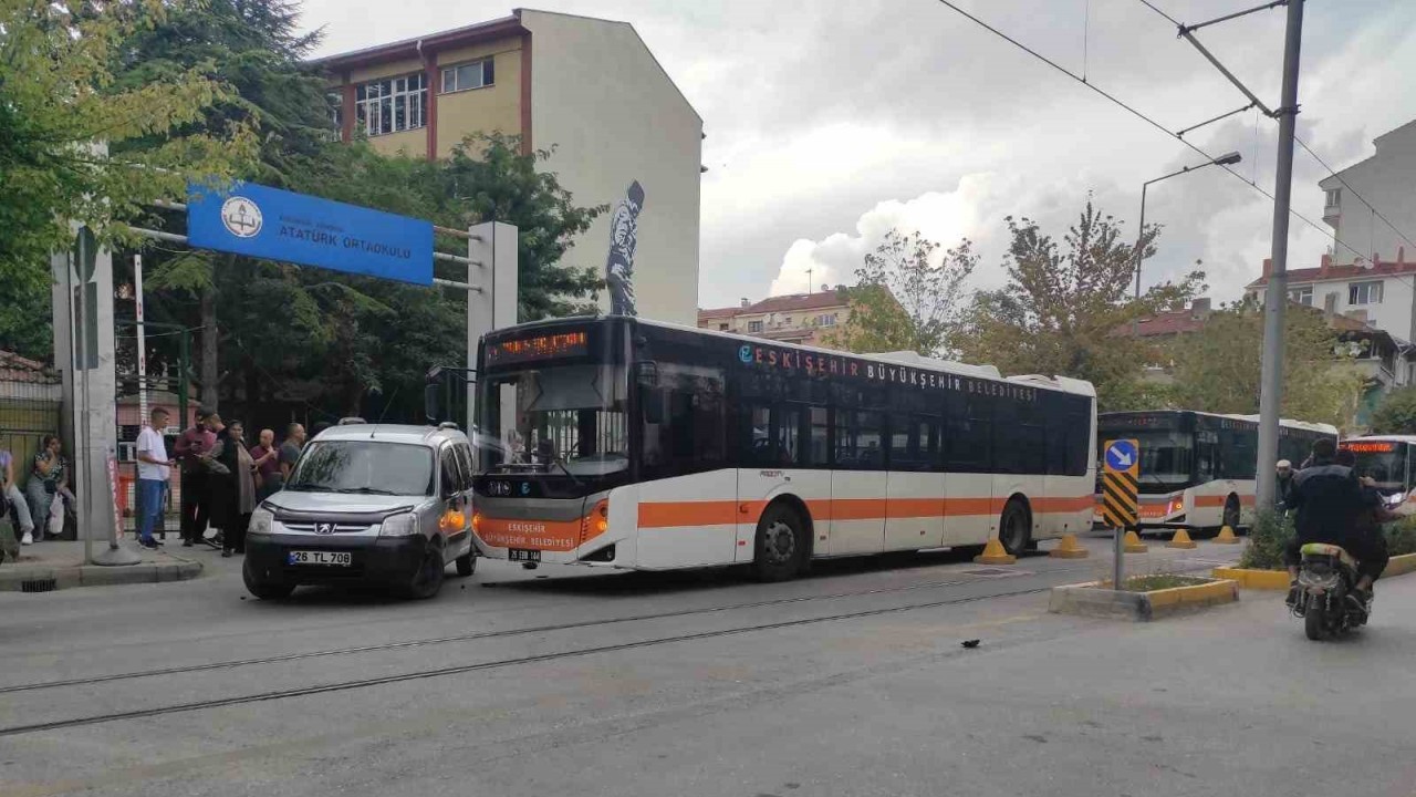 Belediye otobüsü ile hafif ticari araç çarpıştı