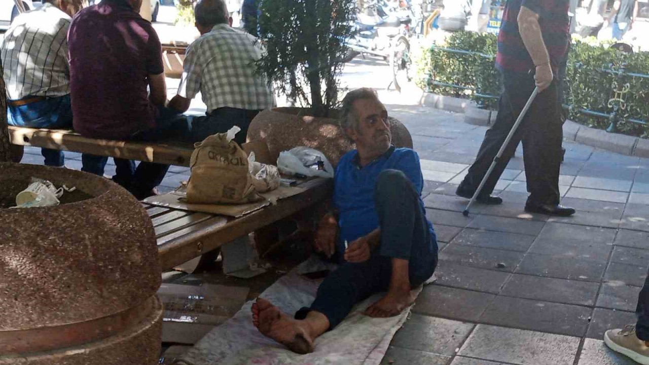 Bu adam yaklaşık 2 aydır sokakta kalıyor