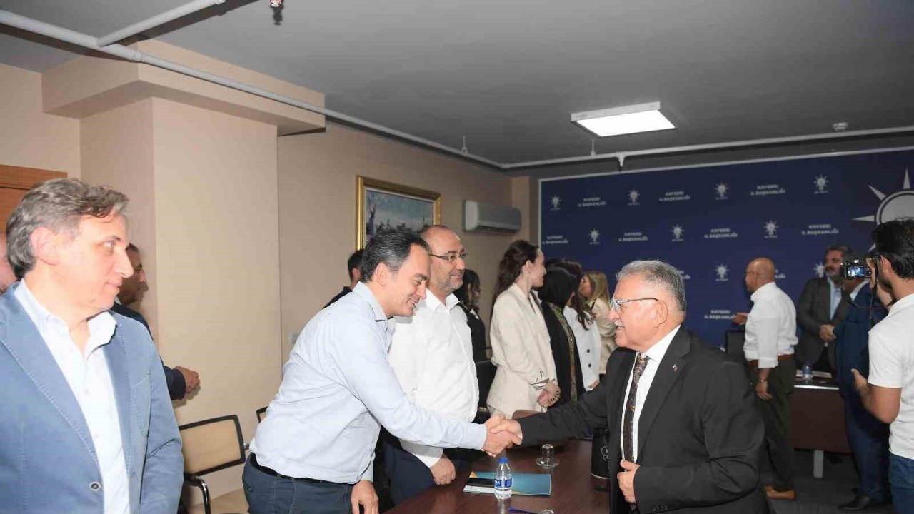 Büyükkılıç,  AK Parti İl Başkanlığı Yeni Yönetimini Tebrik Etti