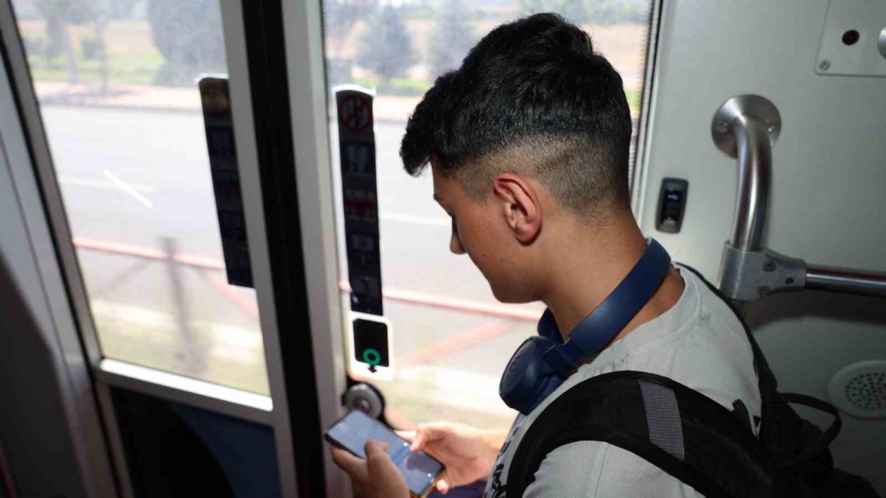 Büyükşehir’in tramvaylardaki ücretsiz internetinden vatandaşlar çok memnun