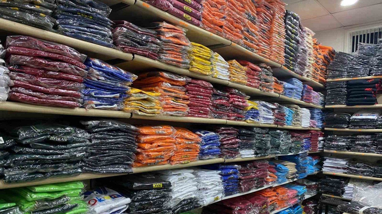 Çarşı pazarda okul kıyafeti alışverişi telaşı
