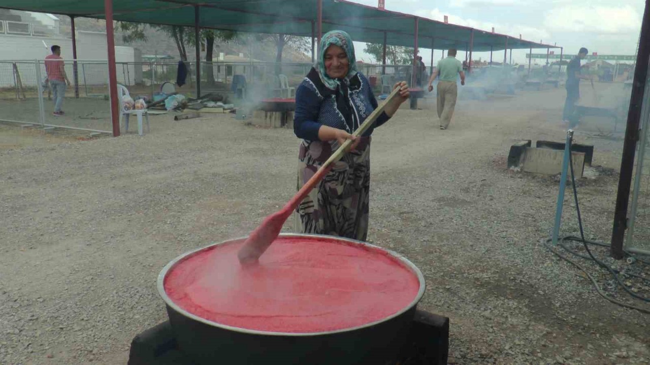 Domatesler kışlık salça için kaynadı