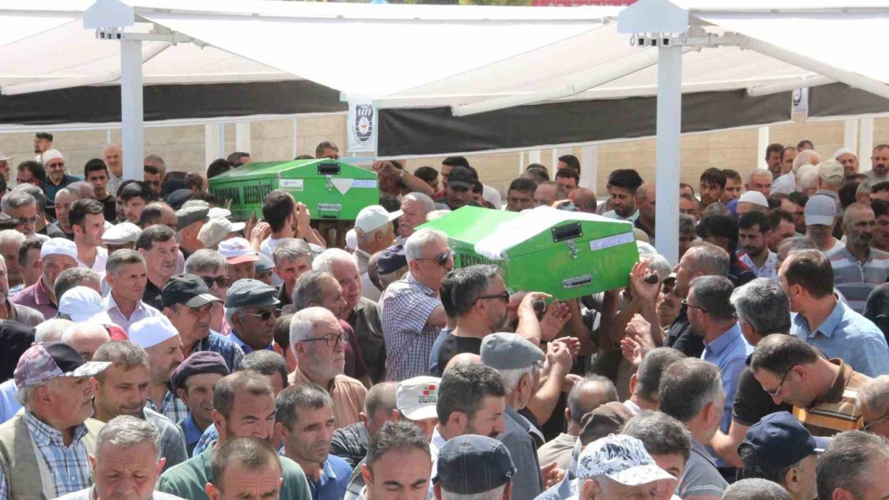Düğüne giderken kazada ölen yaşlı çift son yolculuğuna uğurlandı