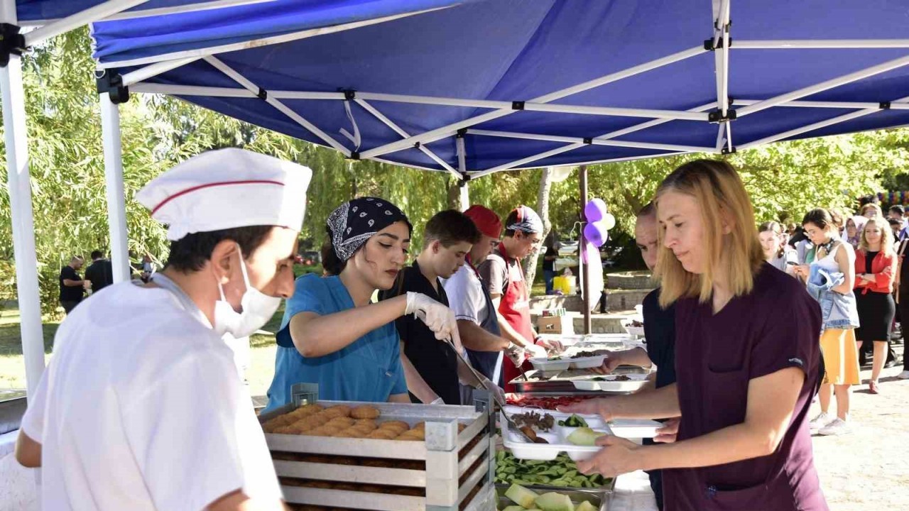 ESOGÜ Hastanesi çalışanları pilav gününde buluştu