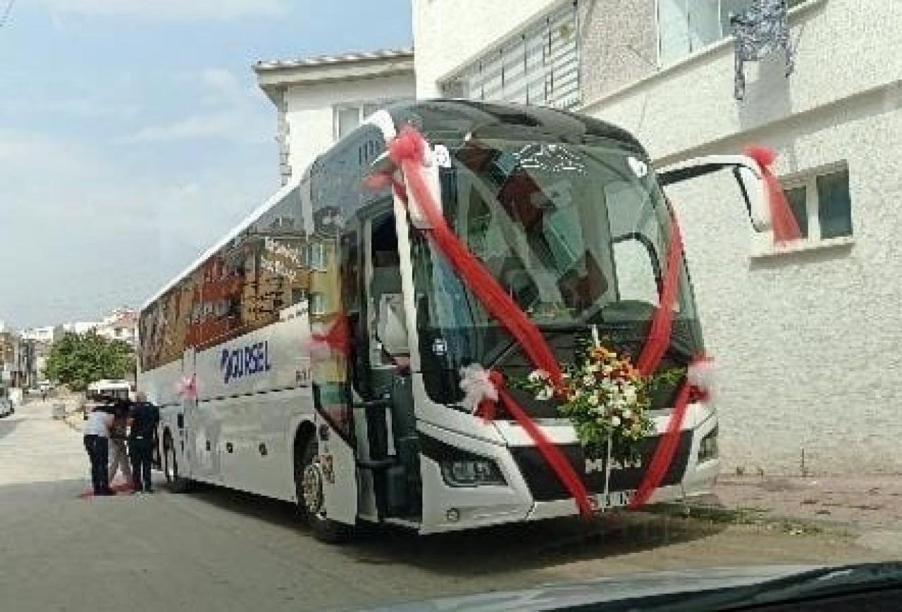 ‘Gelin otobüsü’ ile dünya evine girdiler