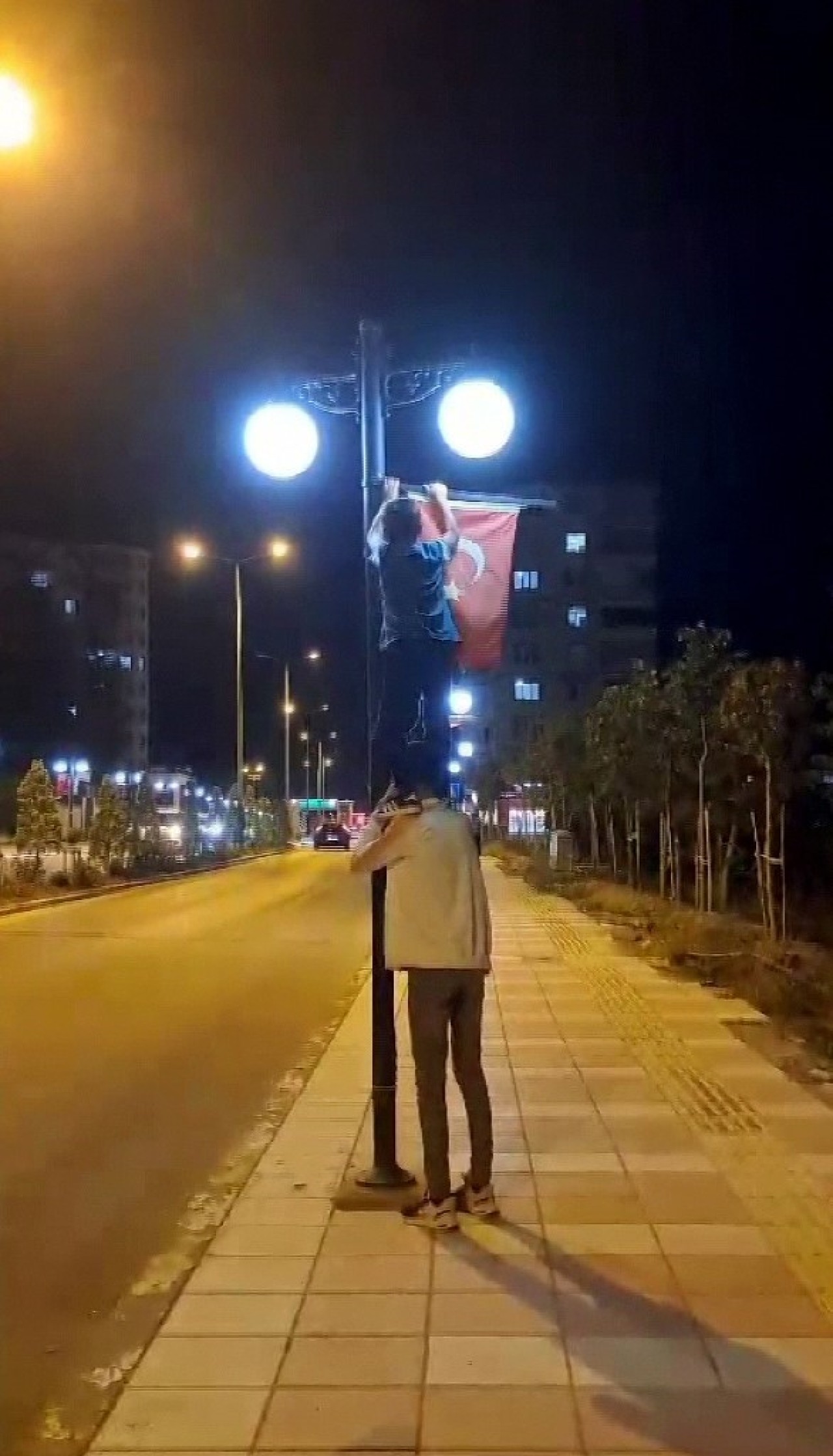 Gençlerin bayrak hassasiyeti duygulandırdı