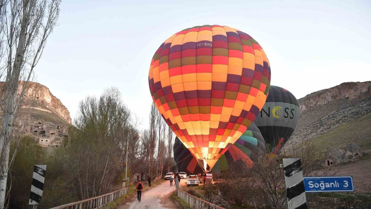 Güney Afrikalı turistlerin Soğanlı Vadisi’nde renkli anları