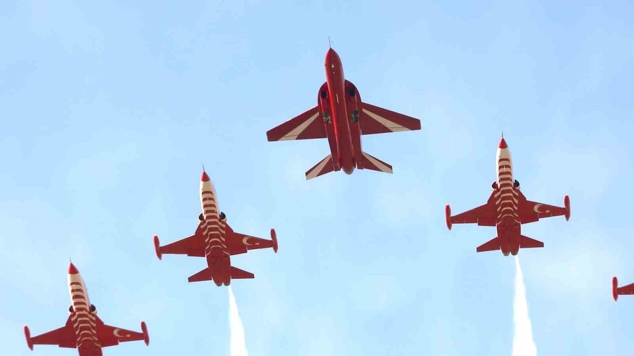 HÜRJET,  Türk Yıldızları ile birlikte kol uçuşu yaptı