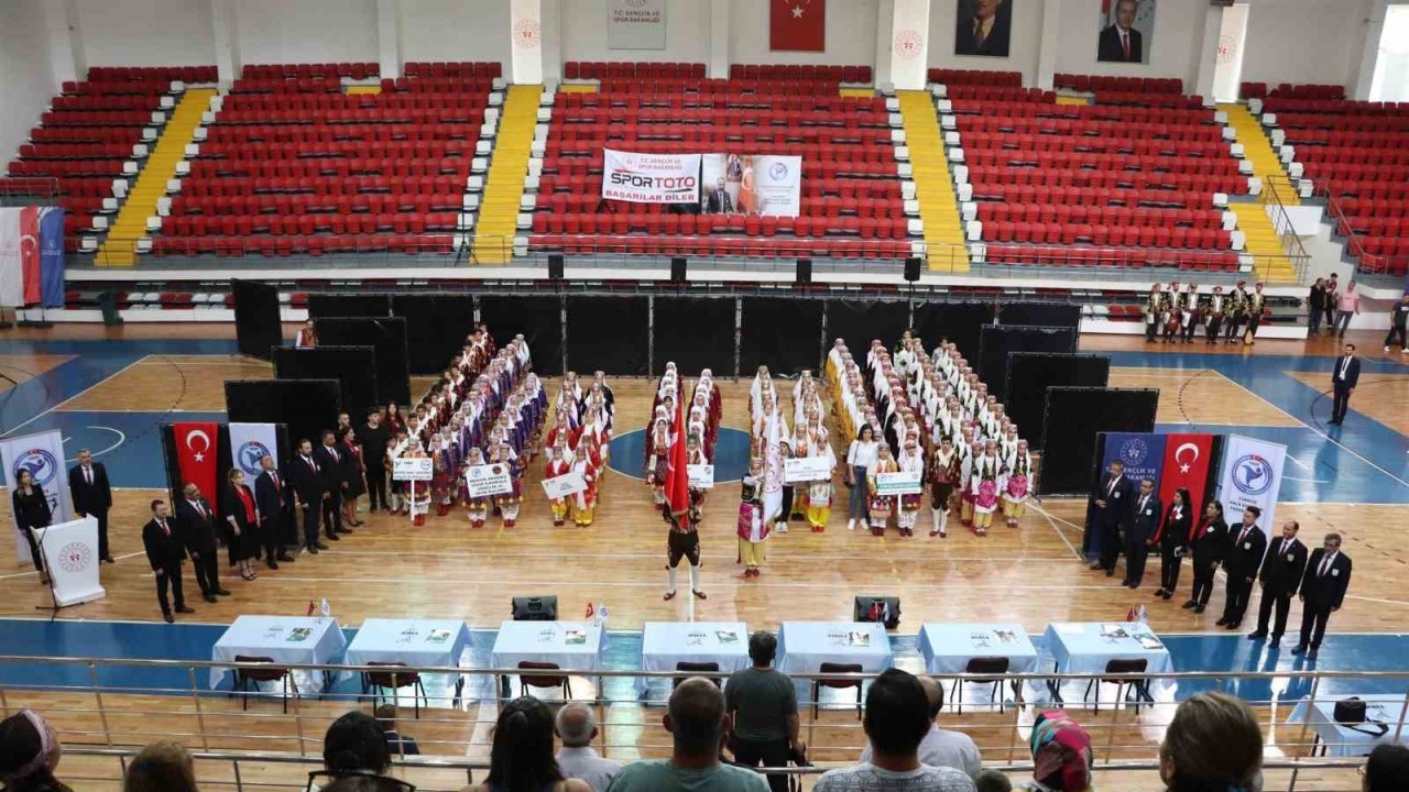 Karaman’da kulüpler arası halk oyunları grup yarışması yapıldı