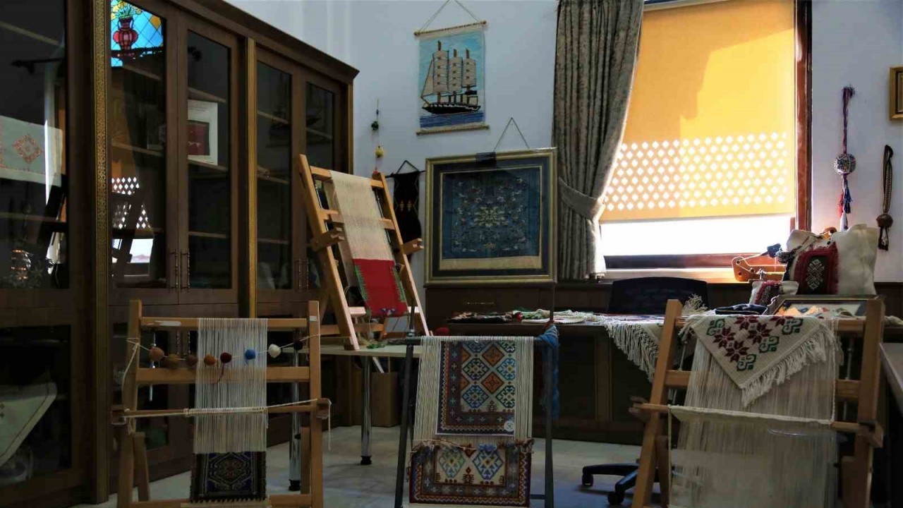 Keçiören’de 126 bin düğüm atılarak işlenen ipek halı sergilendi