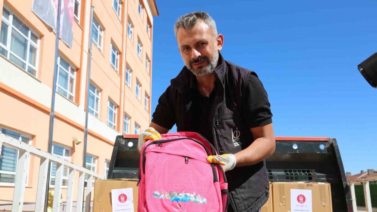 Keçiören’de öğrencilere kırtasiye seti hediye edildi