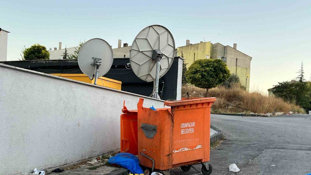 Kırık konteyner değiştirilmeyi bekliyor