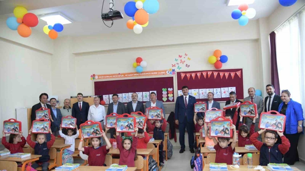 Kırtasiye setleri yine Başkan Oğuz’dan