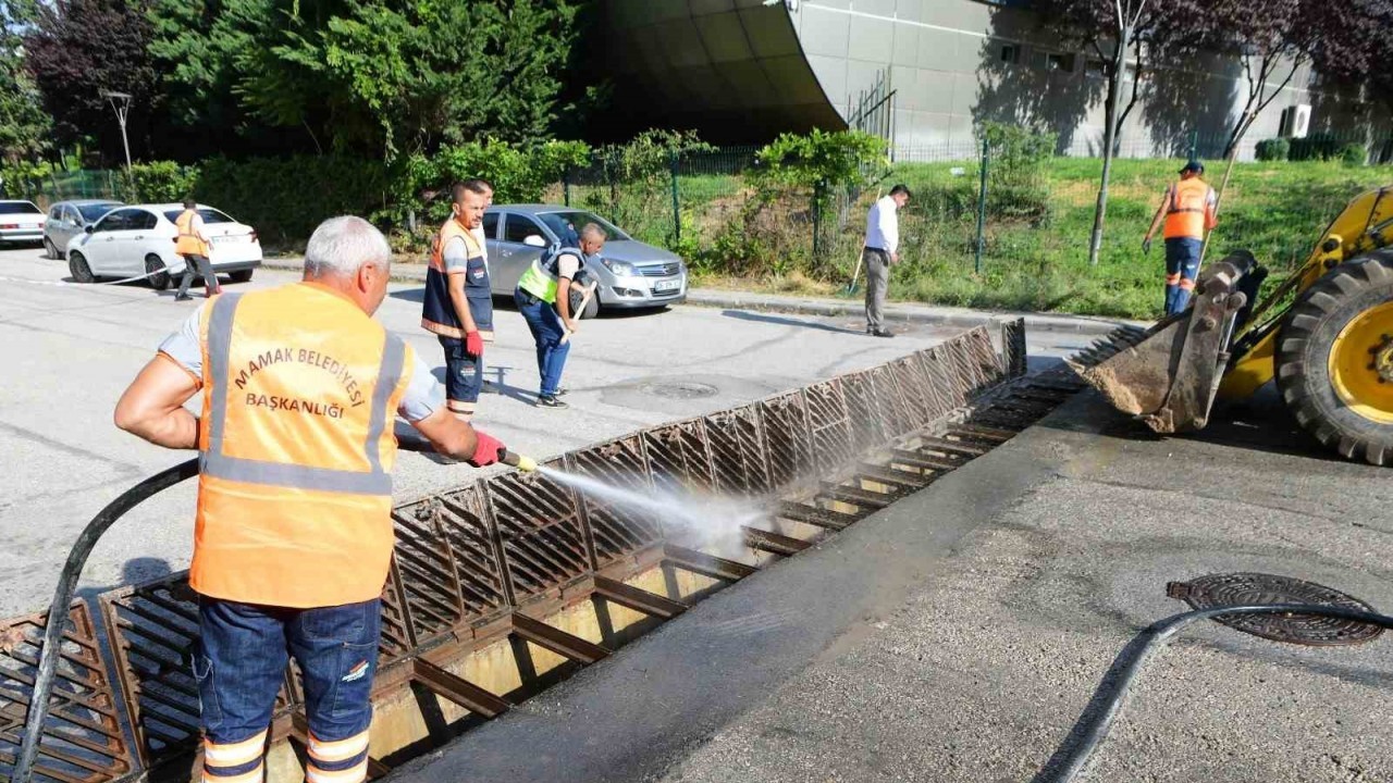 Mamak Belediyesi mazgalları temizliyor