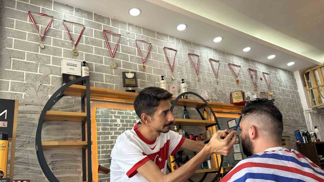 Milli maç heyecanıyla müşterilerini traş ediyor
