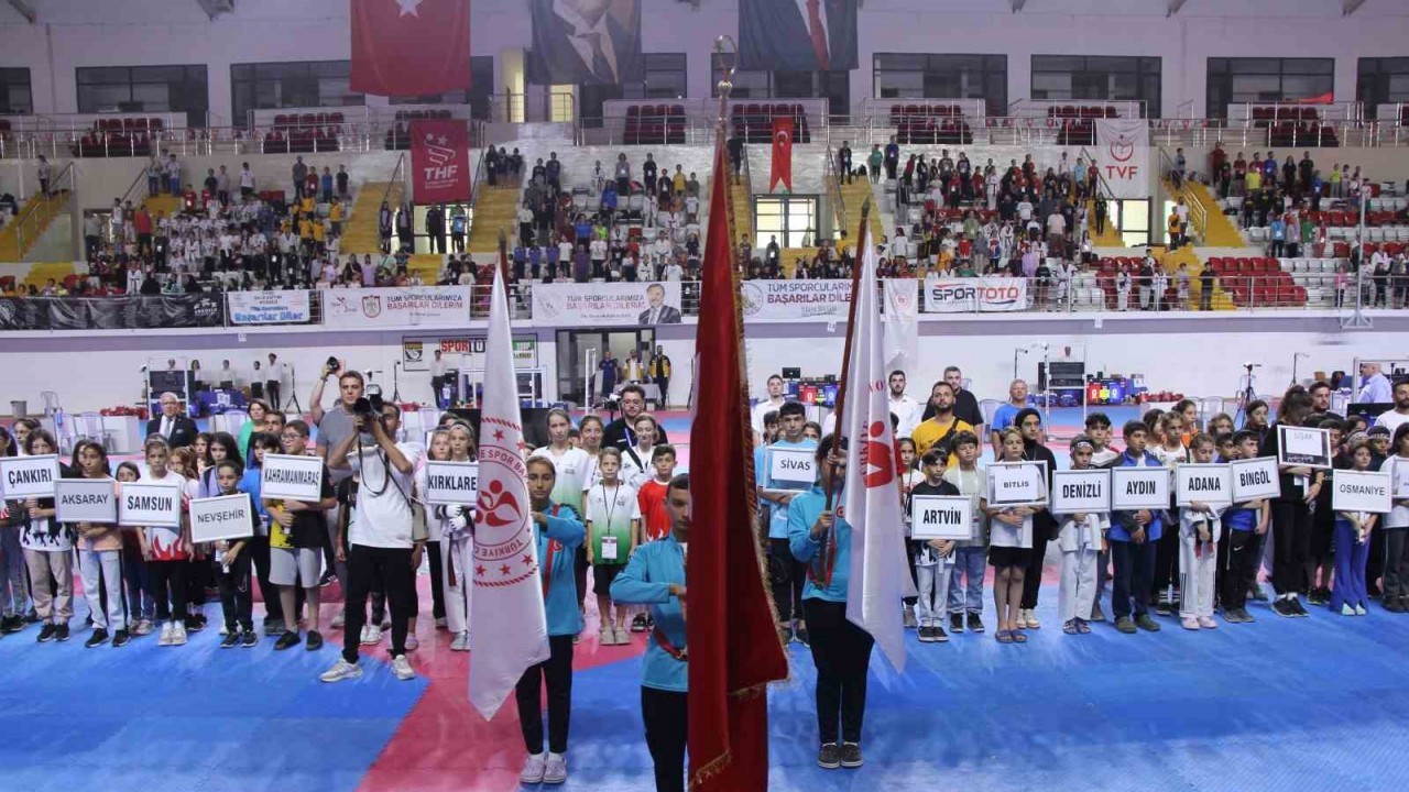 Minikler Türkiye Tekvando Şampiyonası’nın açılış seremonisi yapıldı