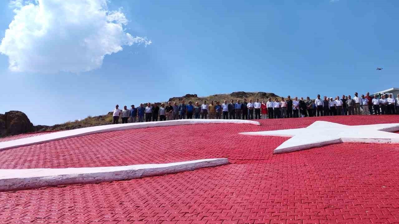 Muhsin Yazıcıoğlu anısına 1800 rakımlı tepeye 700 metrekarelik Türk bayrağı yapıldı