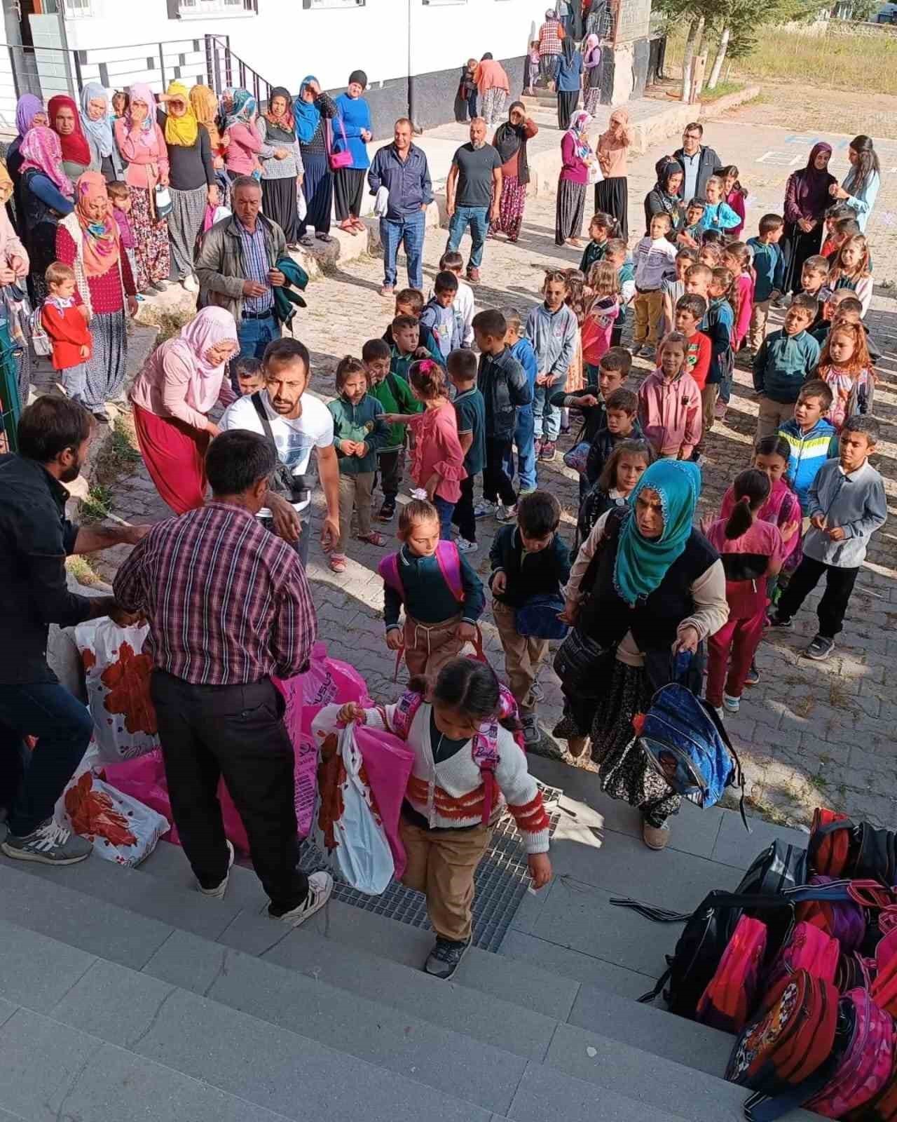 Öğrencilerin kırtasiye ihtiyaçlarını hayırsever aile giderdi