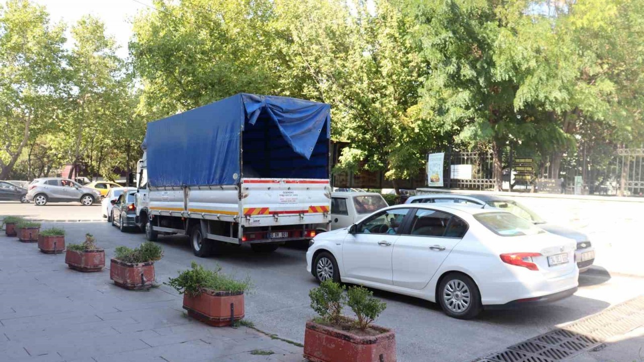 Okulların açılmasıyla o bölgedeki trafik sorunu vatandaşların tepkisine neden oldu