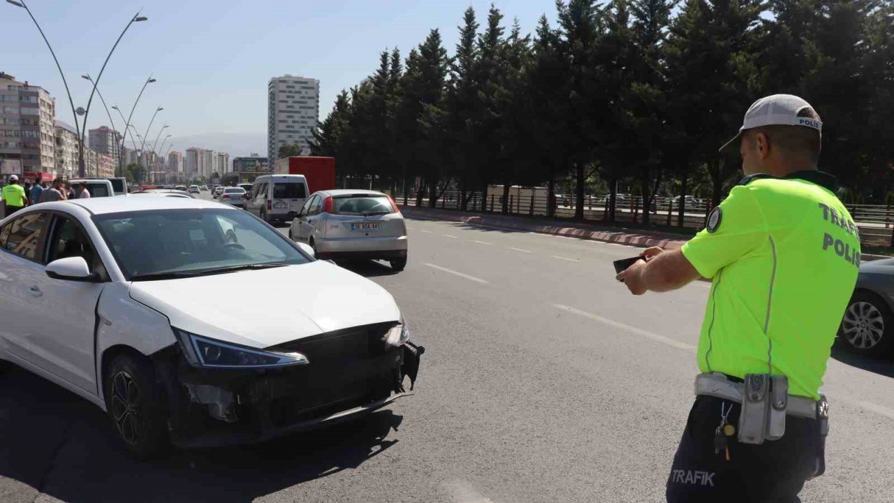 Otomobilin bariyerlere çarptığı kazada ortalık savaş alanına döndü