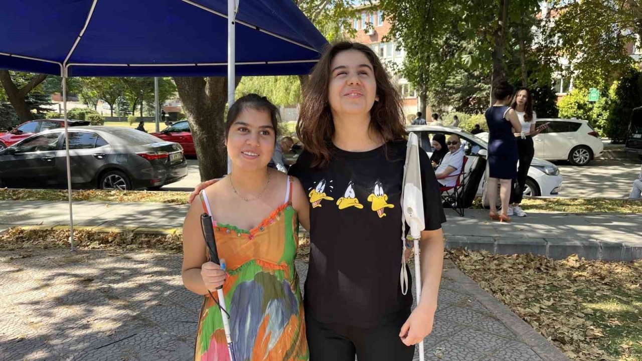 (ÖZEL) Konservatuar mülakatına giren görme engelli gençlerin azmi dikkat çekti