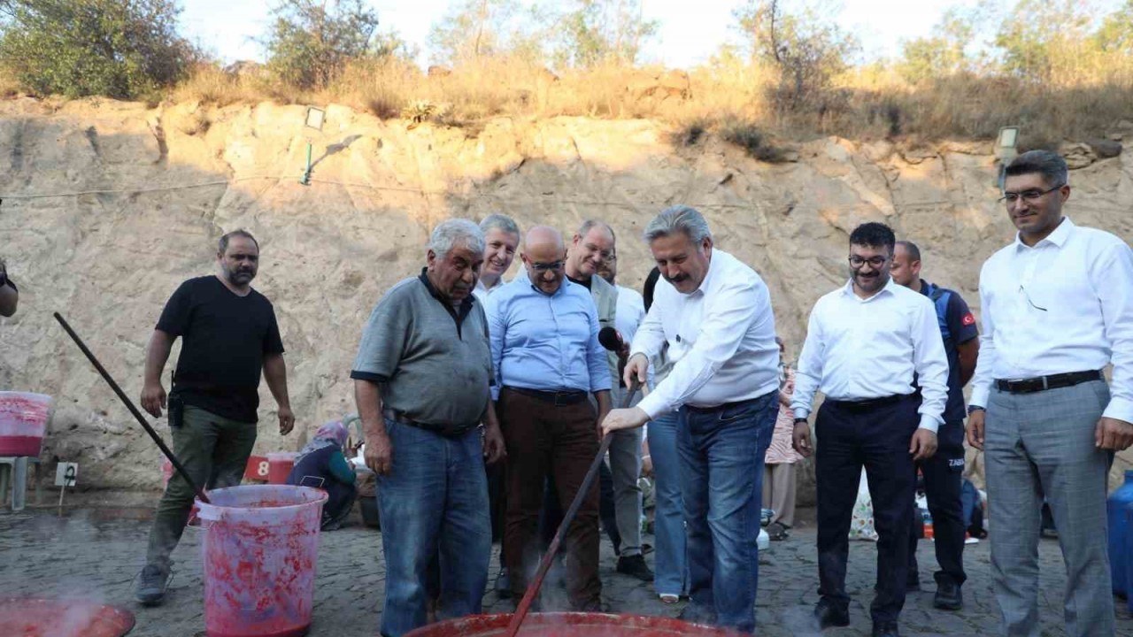 Salça Günlerinde Vatandaşlar Hem Salça Kaynatıyor,  Hem Kaynaşıyor