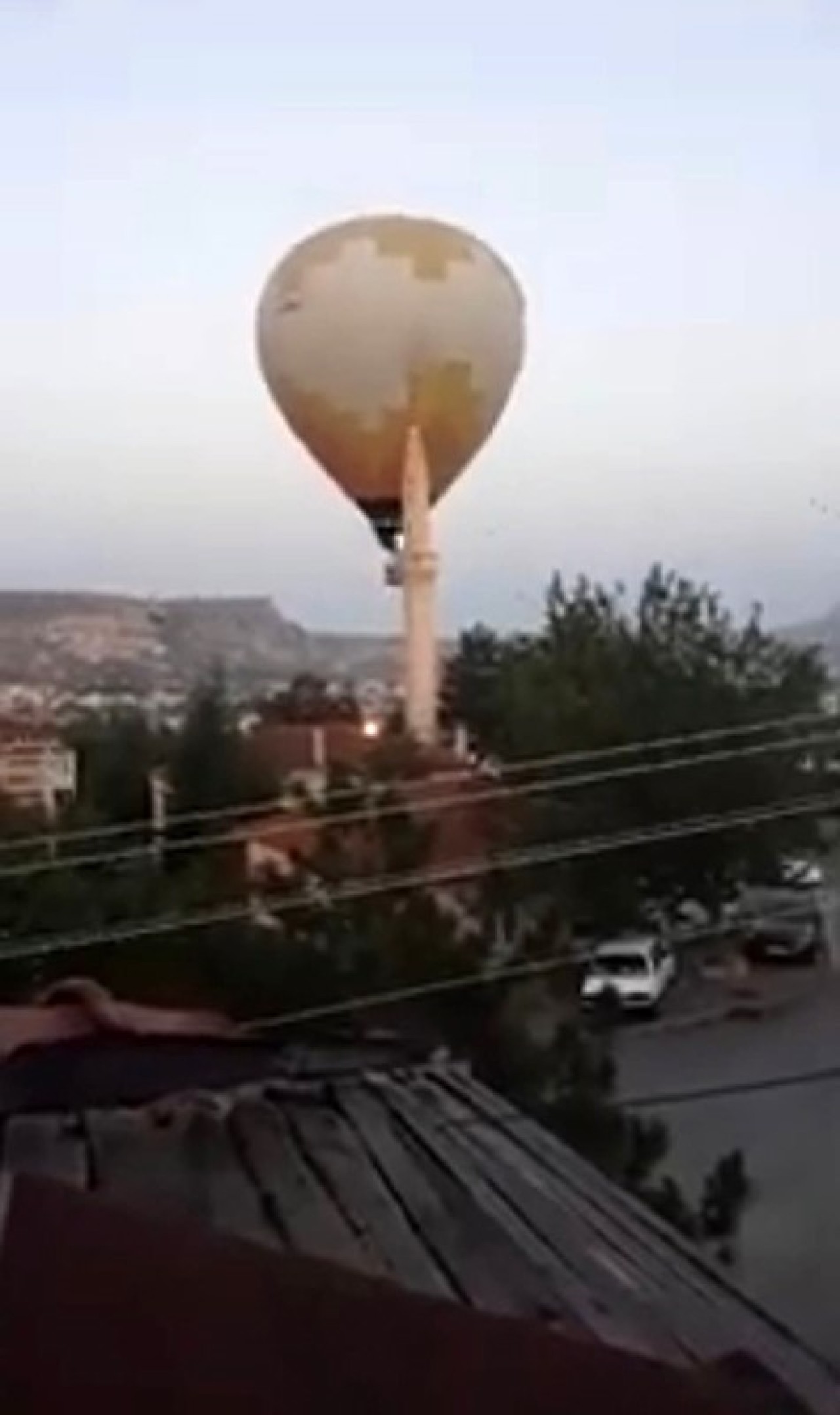 Sıcak hava balonu minarenin alemine çarptı,  yürekler ağza geldi