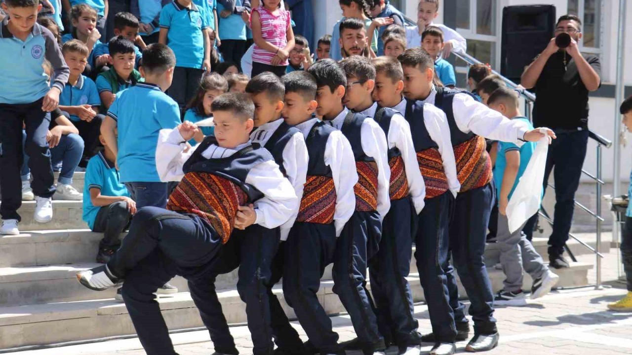 SİVAS’TA ÖĞRENCİLER DAVUL,  ZURNA VE HALAYLA DERSBAŞI YAPTI