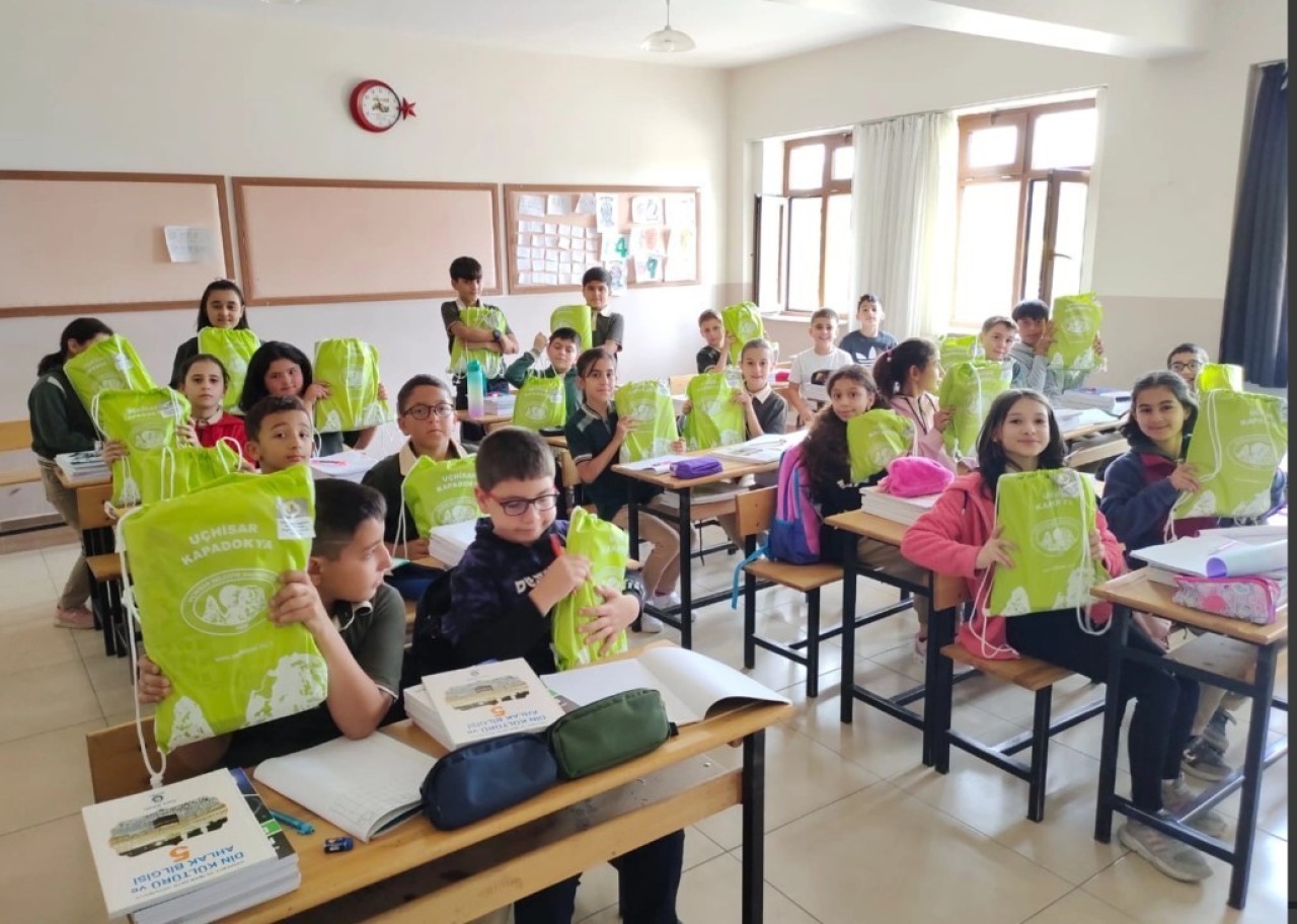 Uçhisar Belediyesi’nden öğrencilere kırtasiye desteği