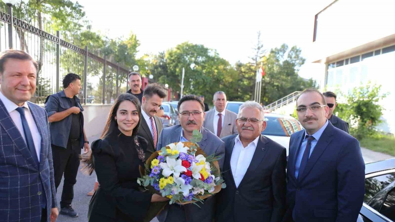 Vali Çiçek,  Aile ve Sosyal Hizmetler İl Müdürlüğünü ziyaret etti