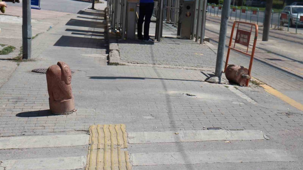 Vandalların yeni hedefi figürlü beton dubalar oldu
