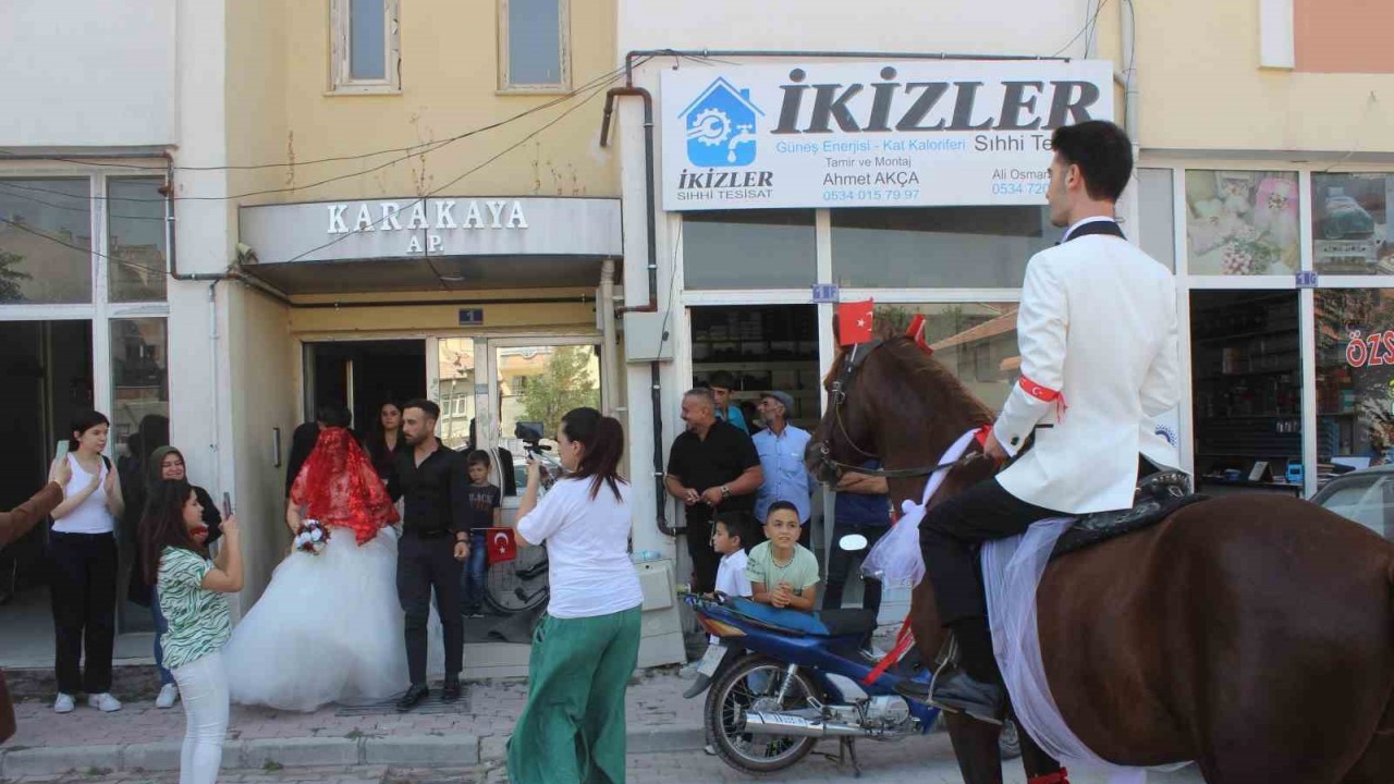 Vinçle evlilik teklif etti,  gelin almaya at üstünde geldi
