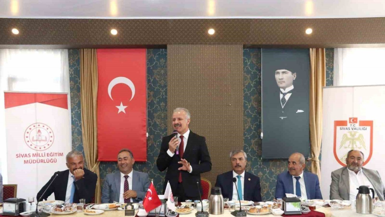 Yener,  muhtarlarla buluştu