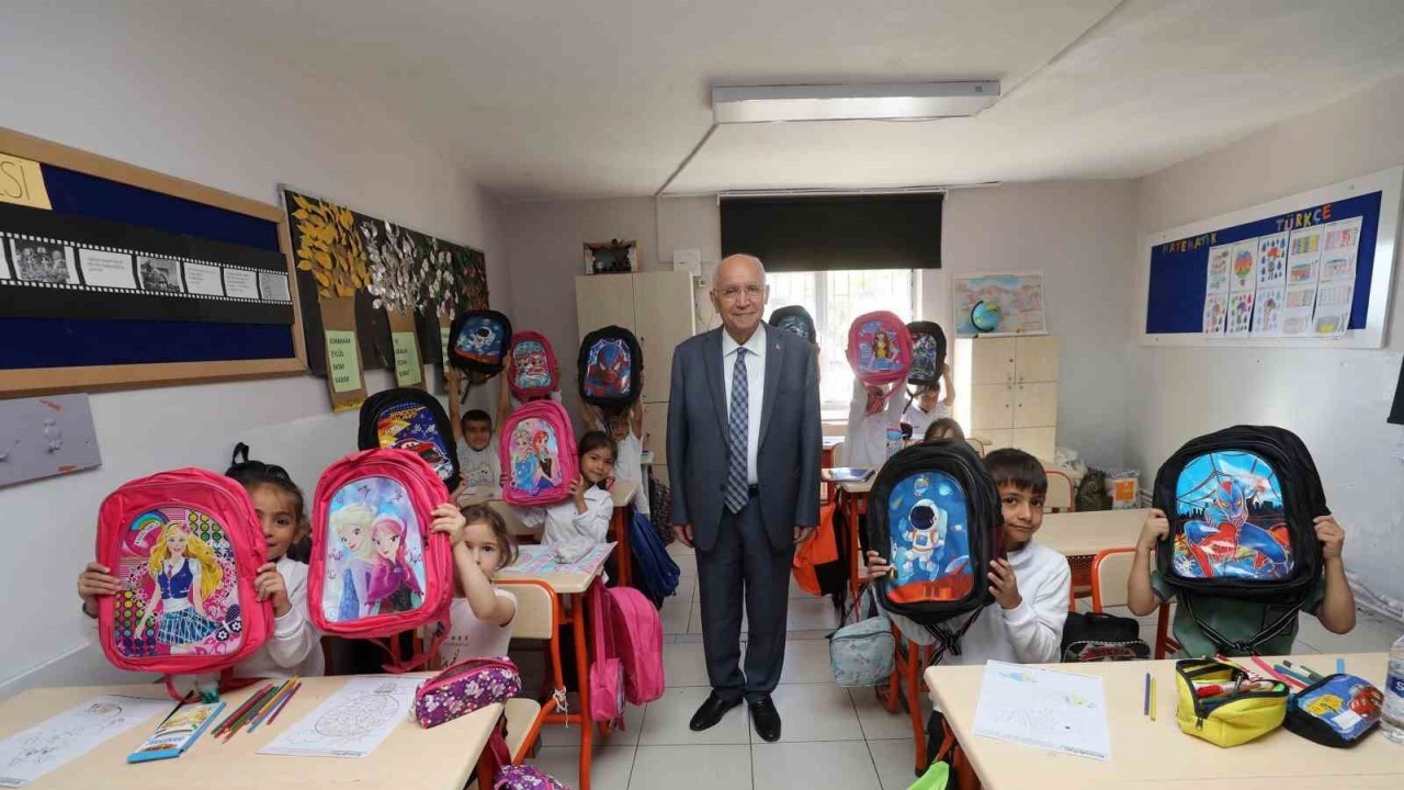 Yenimahalle Belediyesinden çocuklara çanta hediyesi