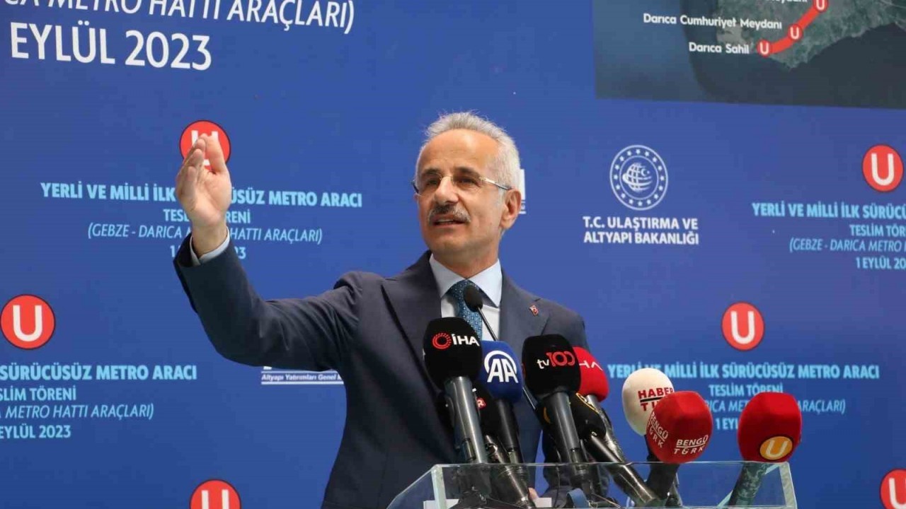 Yerli ve milli sürücüsüz ilk metro aracı Ulaştırma ve Altyapı Bakanlığına teslim edildi