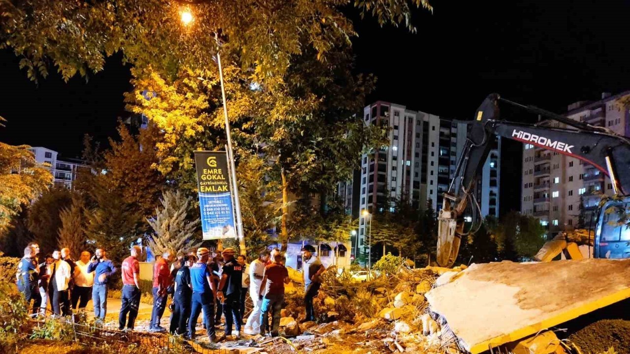 Yıkım sırasında duvarın caddeye devrildiği anlar kamerada