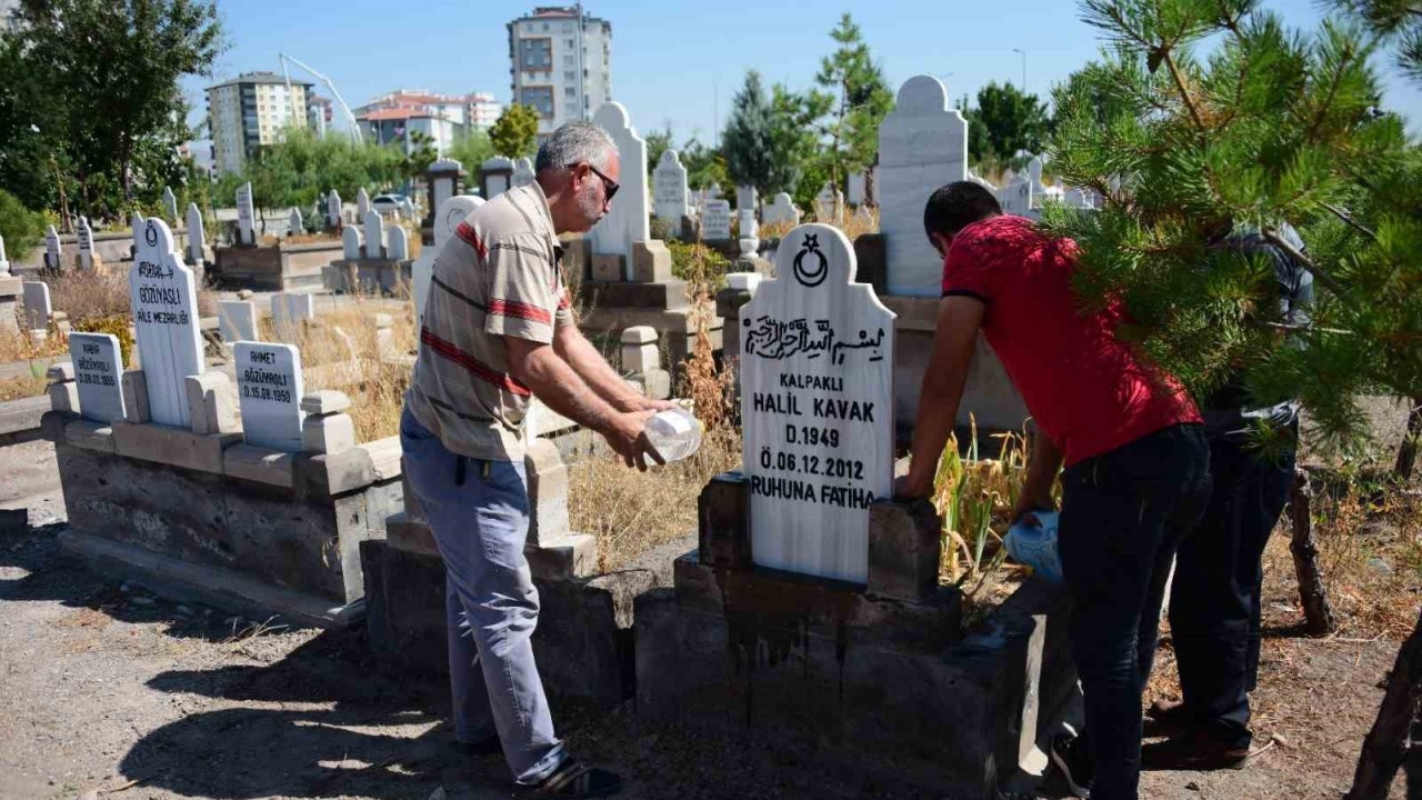 Yürekleri burkan cenaze: Kemikleri plastik kutunun içerisinde getirildi
