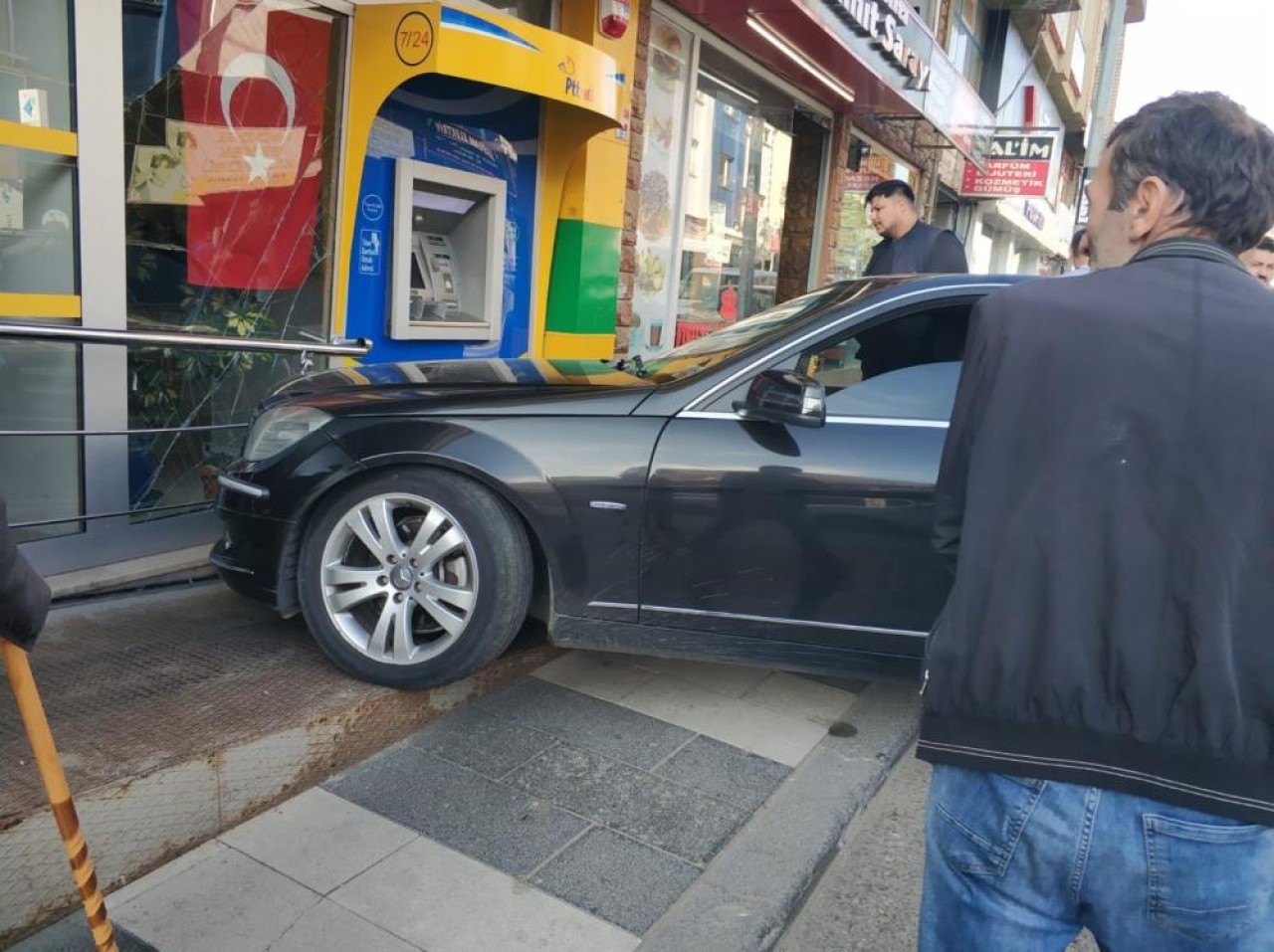 FACİADAN KIL PAYI DÖNÜLDÜ,  O ANLAR GÜVENLİK KAMERASINA YANSIDI