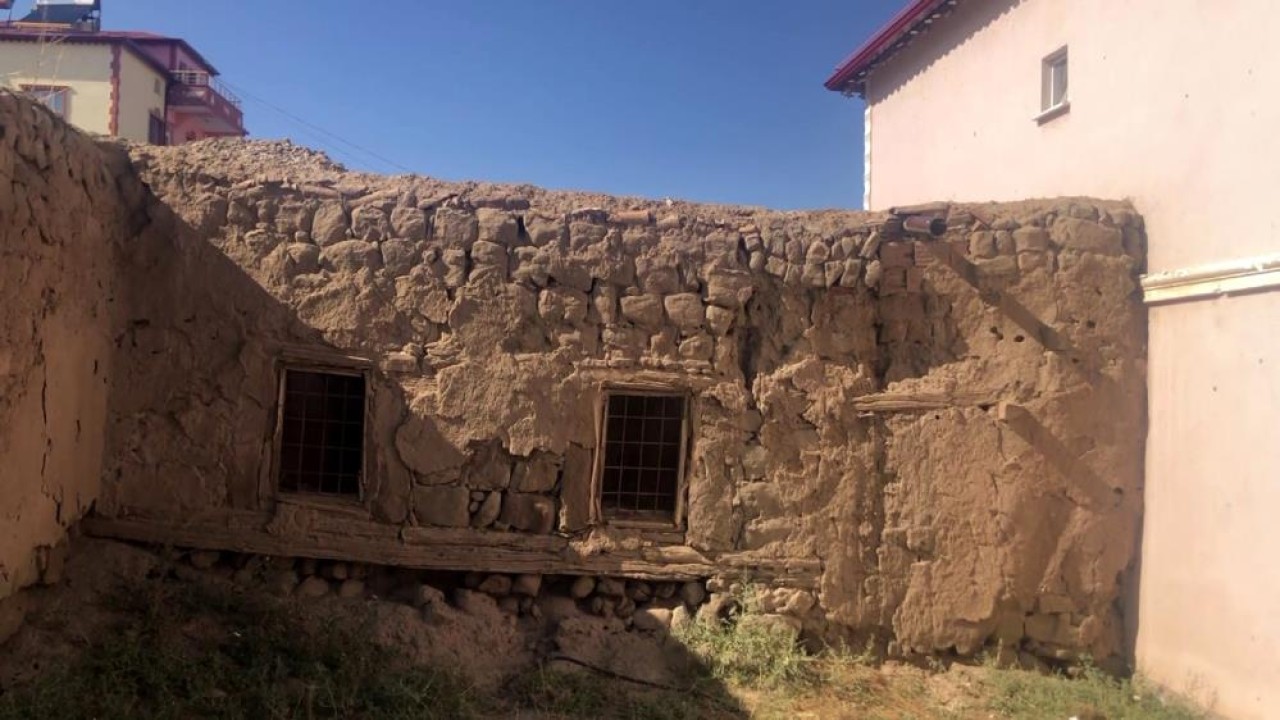 3 ASIRLIK EVDE GÜNÜMÜZDE PEYNİRLER AĞIRLANIYOR