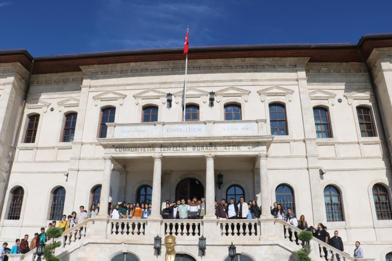 ÜNİVERSİTE ÖĞRENCİLERİ BİR HAFTA ÖNCE ÇAĞIRDI