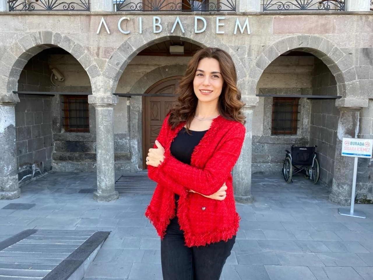 “ÇOCUĞUNUZ GÖZÜNÜ KISARAK BAKIYORSA BİR GÖZ HEKİMİNE GÖSTERİN”