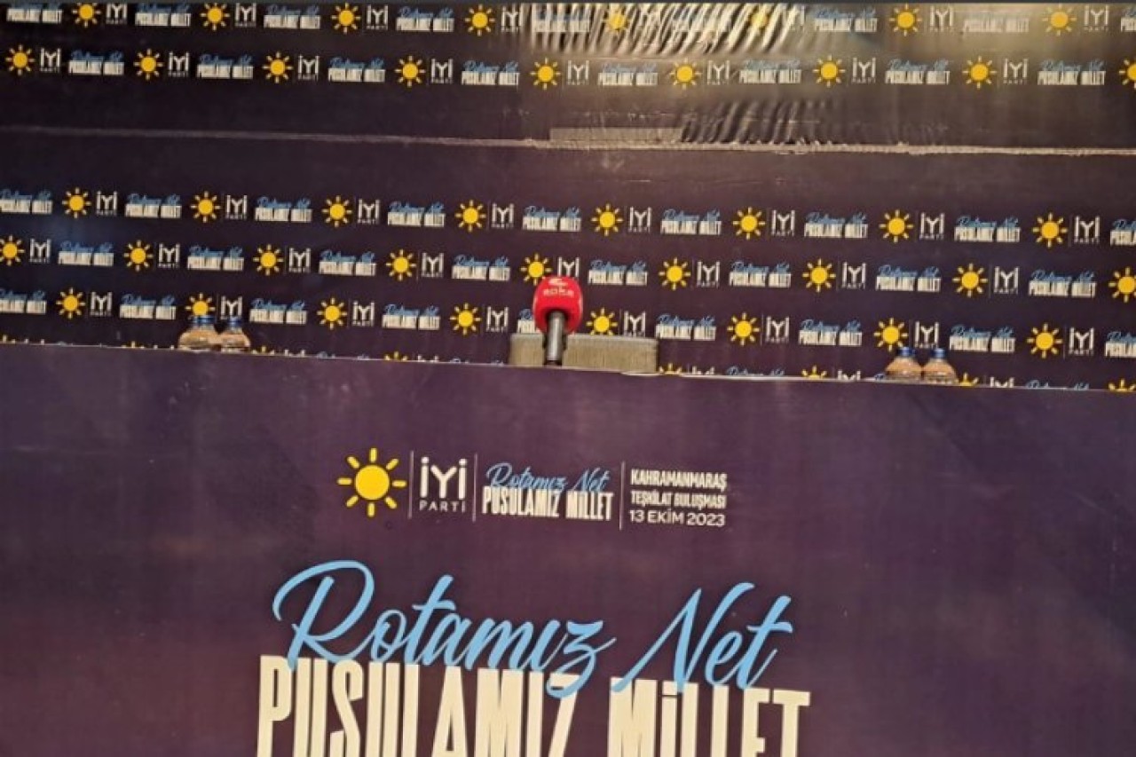 Genel Başkan Akşener’in yüzü gözükmüyor dediler,  mikrofonları indirdiler!