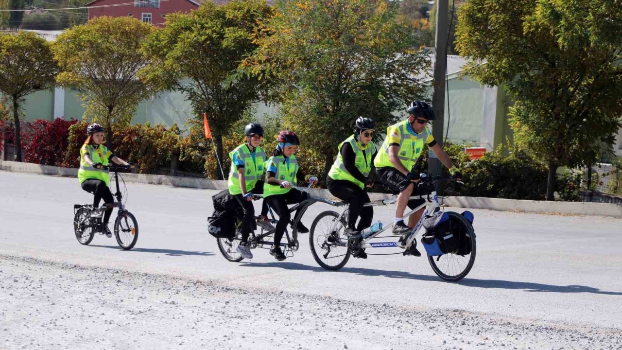 Aile boyu bisiklet ile ayda 400 kilometre pedal çeviriyorlar