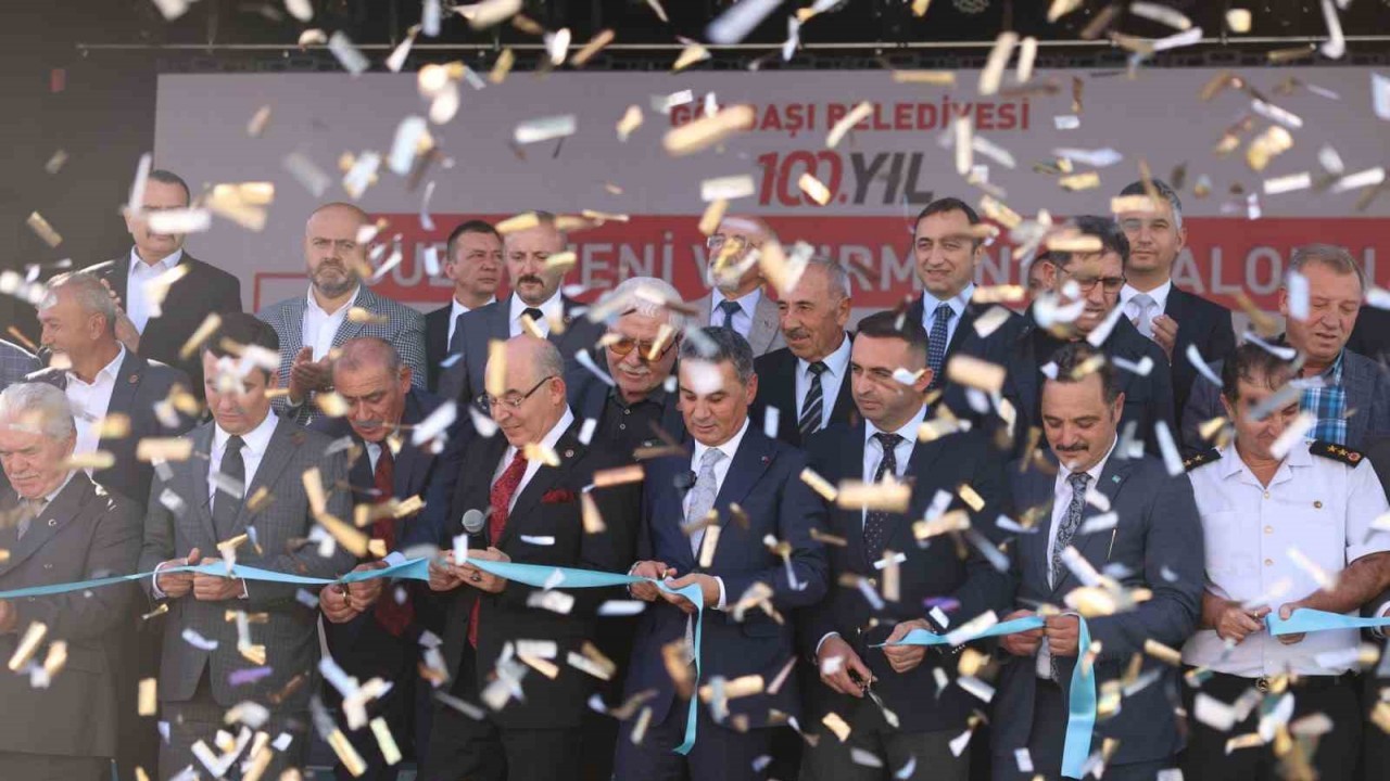 Ankara’nın başkent oluşunun 100. yılında,  100. Yıl Buz Pateni ve Tırmanma Salonu hizmete açıldı
