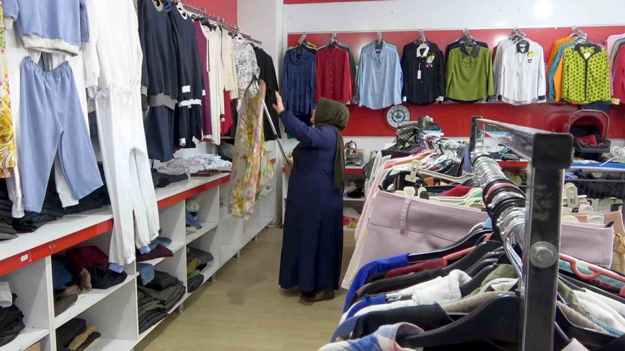 İhtiyacı olan alıyor,  bu mağazada her şey bedava